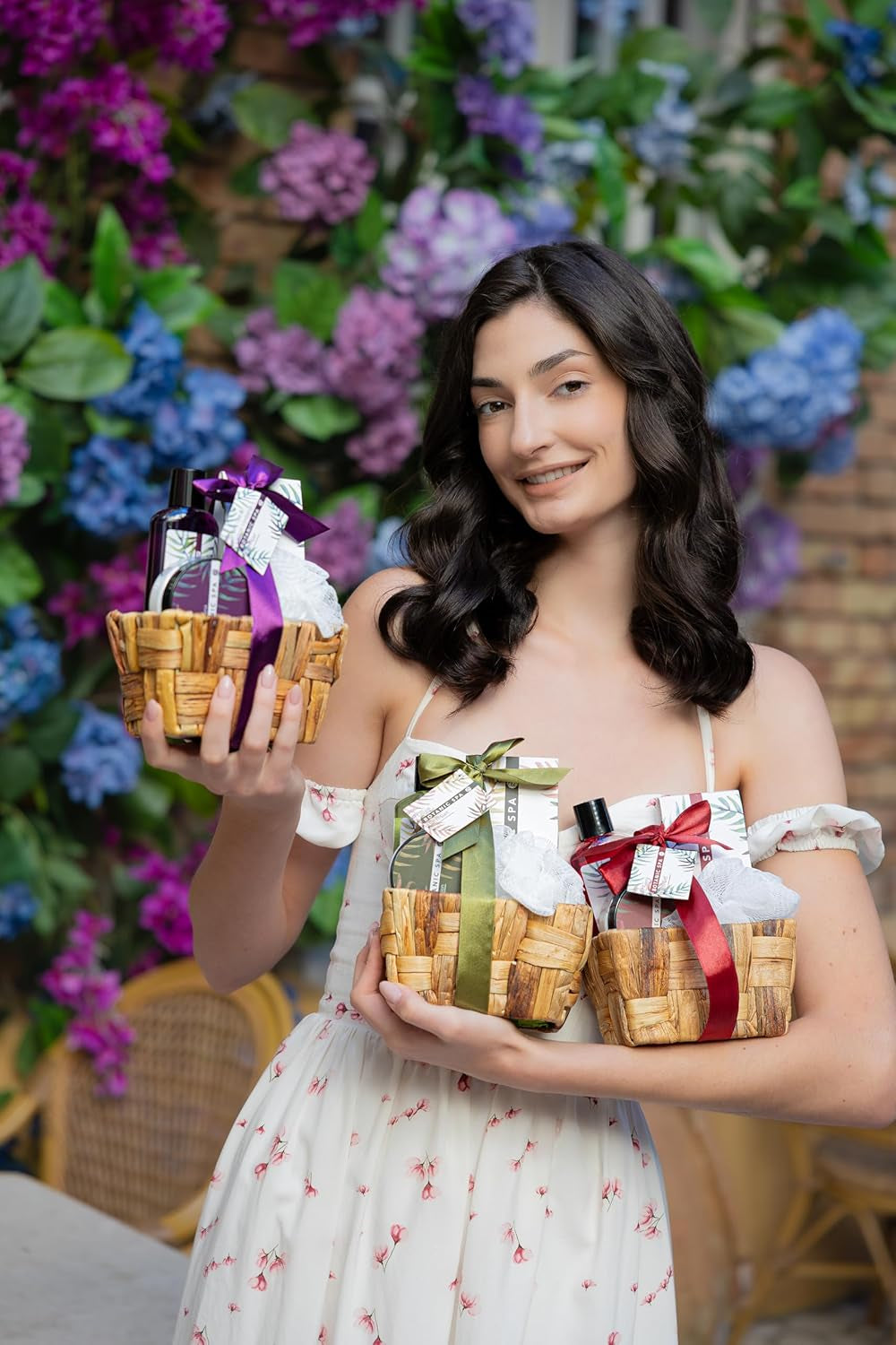 - Set De Bain Pour Femme CHERRY SPA Dans Un Panier - Set De Soins 4 Pièces Avec Gel Douche, Sel De Bain & Lotion Pour Le Corps - Cadeau Bien-Être Anniversaire Ou Saint-Valentin | 150 Ml De Gel Douche, 60 Ml De Lotion Pour Le Corps, 150 G De Sel De Bain, Éponge En Maille De 10 G, Panier En Jonc De Mer