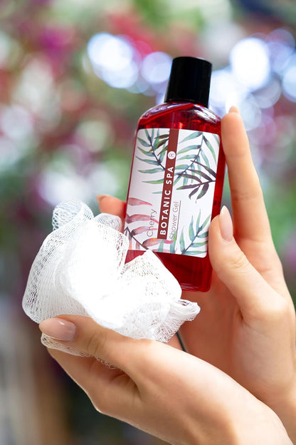 - Set De Bain Pour Femme CHERRY SPA Dans Un Panier - Set De Soins 4 Pièces Avec Gel Douche, Sel De Bain & Lotion Pour Le Corps - Cadeau Bien-Être Anniversaire Ou Saint-Valentin | 150 Ml De Gel Douche, 60 Ml De Lotion Pour Le Corps, 150 G De Sel De Bain, Éponge En Maille De 10 G, Panier En Jonc De Mer