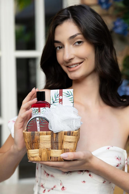 - Set De Bain Pour Femme CHERRY SPA Dans Un Panier - Set De Soins 4 Pièces Avec Gel Douche, Sel De Bain & Lotion Pour Le Corps - Cadeau Bien-Être Anniversaire Ou Saint-Valentin | 150 Ml De Gel Douche, 60 Ml De Lotion Pour Le Corps, 150 G De Sel De Bain, Éponge En Maille De 10 G, Panier En Jonc De Mer