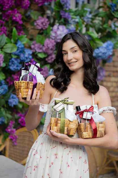 - Set De Bain Pour Femme CHERRY SPA Dans Un Panier - Set De Soins 4 Pièces Avec Gel Douche, Sel De Bain & Lotion Pour Le Corps - Cadeau Bien-Être Anniversaire Ou Saint-Valentin | 150 Ml De Gel Douche, 60 Ml De Lotion Pour Le Corps, 150 G De Sel De Bain, Éponge En Maille De 10 G, Panier En Jonc De Mer