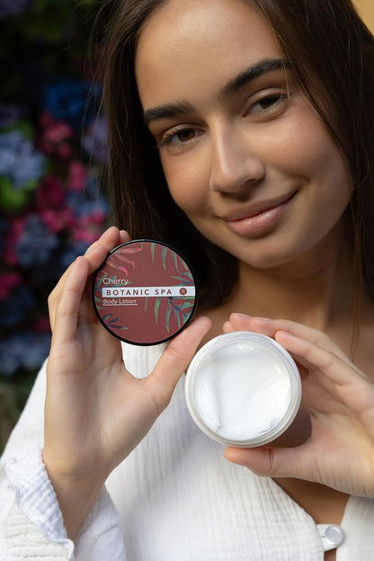 - Set De Bain Pour Femme CHERRY SPA Dans Un Panier - Set De Soins 4 Pièces Avec Gel Douche, Sel De Bain & Lotion Pour Le Corps - Cadeau Bien-Être Anniversaire Ou Saint-Valentin | 150 Ml De Gel Douche, 60 Ml De Lotion Pour Le Corps, 150 G De Sel De Bain, Éponge En Maille De 10 G, Panier En Jonc De Mer