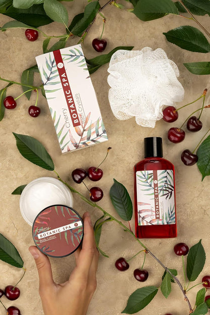 - Set De Bain Pour Femme CHERRY SPA Dans Un Panier - Set De Soins 4 Pièces Avec Gel Douche, Sel De Bain & Lotion Pour Le Corps - Cadeau Bien-Être Anniversaire Ou Saint-Valentin | 150 Ml De Gel Douche, 60 Ml De Lotion Pour Le Corps, 150 G De Sel De Bain, Éponge En Maille De 10 G, Panier En Jonc De Mer